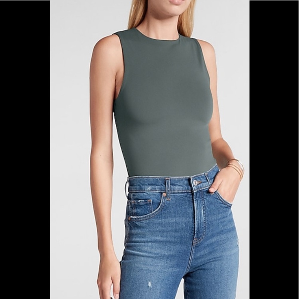 NWT Express Body Countour Crew Neck Tank